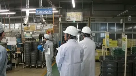 診断員が、お客様工場を見て回りながら省エネ診断を行う様子