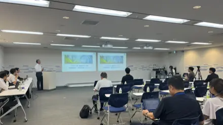 参加者に向けて登壇者が説明しているコニカミノルタによる環境セミナーの様子