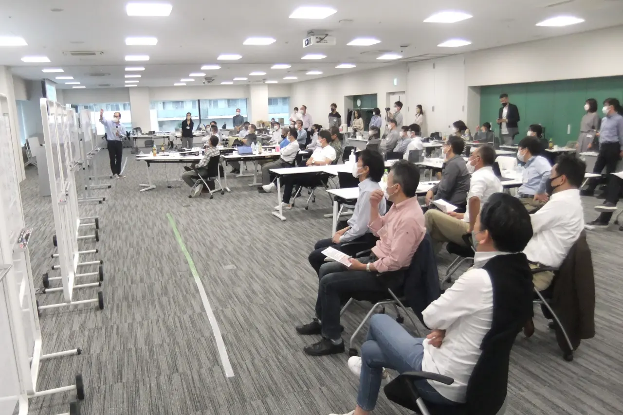 会議室で登壇者の話を聴く参加者たち