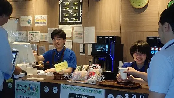 事業所内カフェでの接客業務の様子