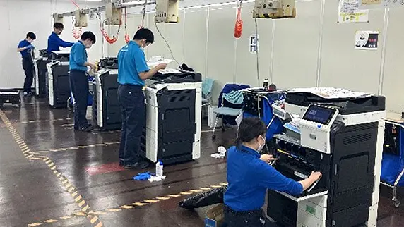 コニカミノルタ製複合機のクリーニング・整備作業の様子